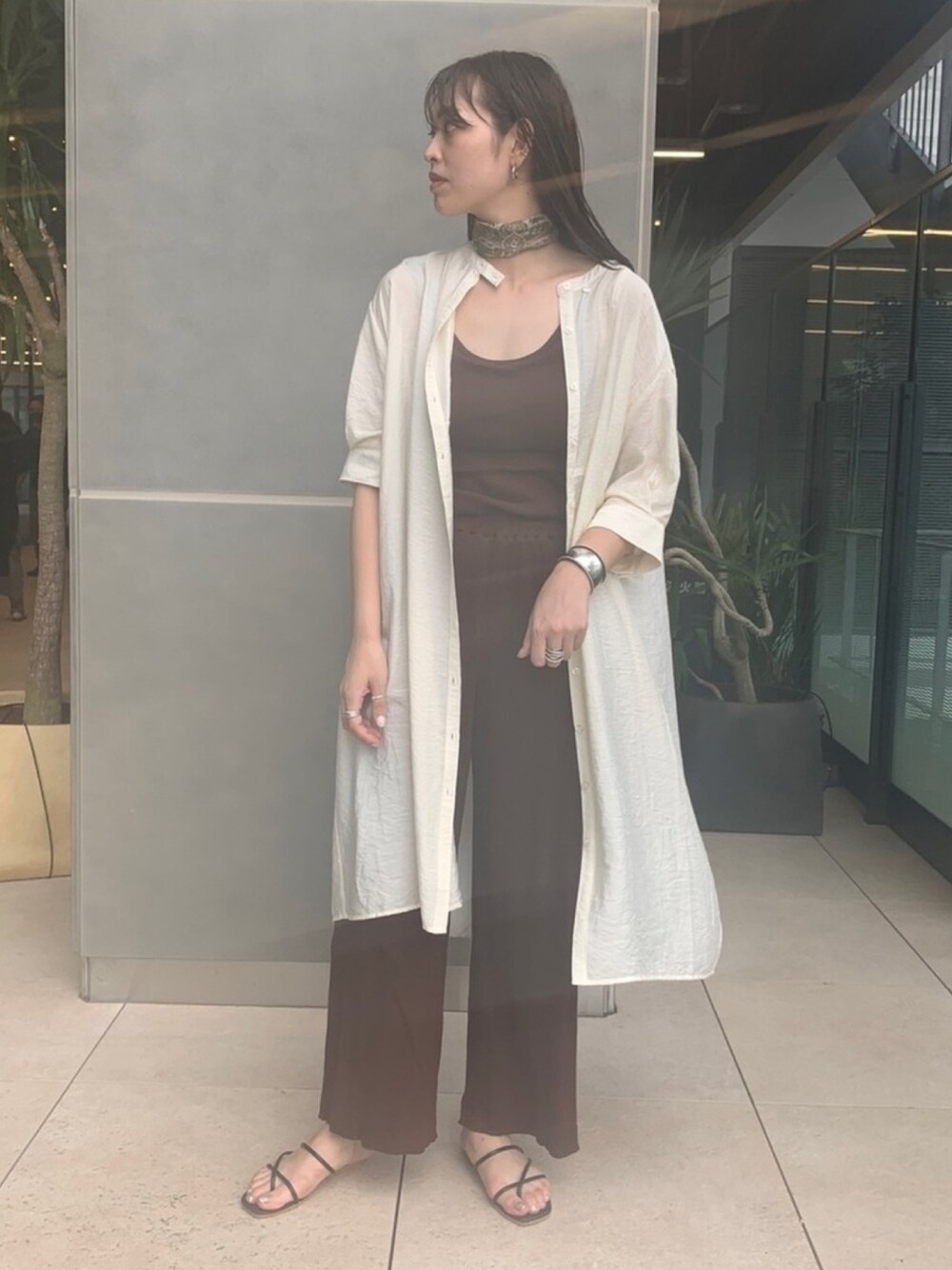 「大人カジュアル、きれいめカジュアル、大人かわいい、秋コーデ、ブラウン、ストラップキャミ、インナー、カップ付きタンクトップ、カップ付きキャミソール、シャツワンピ」｜「AS KNOW AS PINKYのレーヨンNバンドカラーシャツワンピース（シャツワンピース、ベージュ系）」を使った、chisatoyamamotoさん（レディース・169cm）の夏コーディネートの1枚目の写真