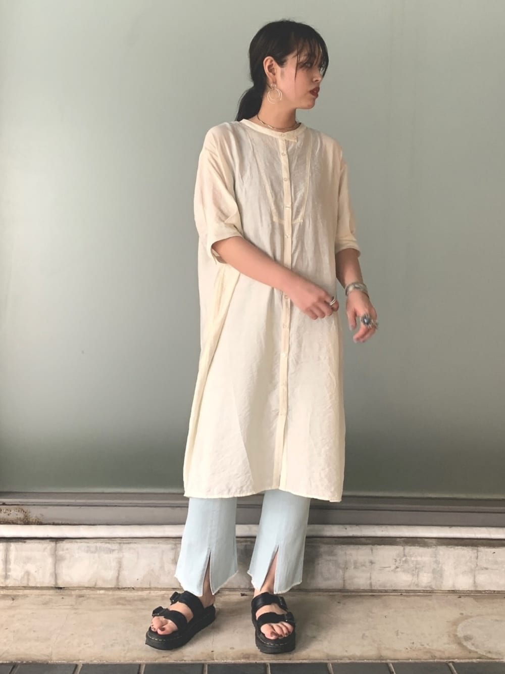 「シンプル、休日スタイル、リラックススタイル、ワンピース、夏セールで買いました、オーバーサイズ、高身長女子、フレアパンツ、シャツワンピ、シャツワンピース」｜「AS KNOW AS PINKYのレーヨンNバンドカラーシャツワンピース（シャツワンピース、ベージュ系）」を使った、chisatoyamamotoさん（レディース・169cm）の夏コーディネートの1枚目の写真