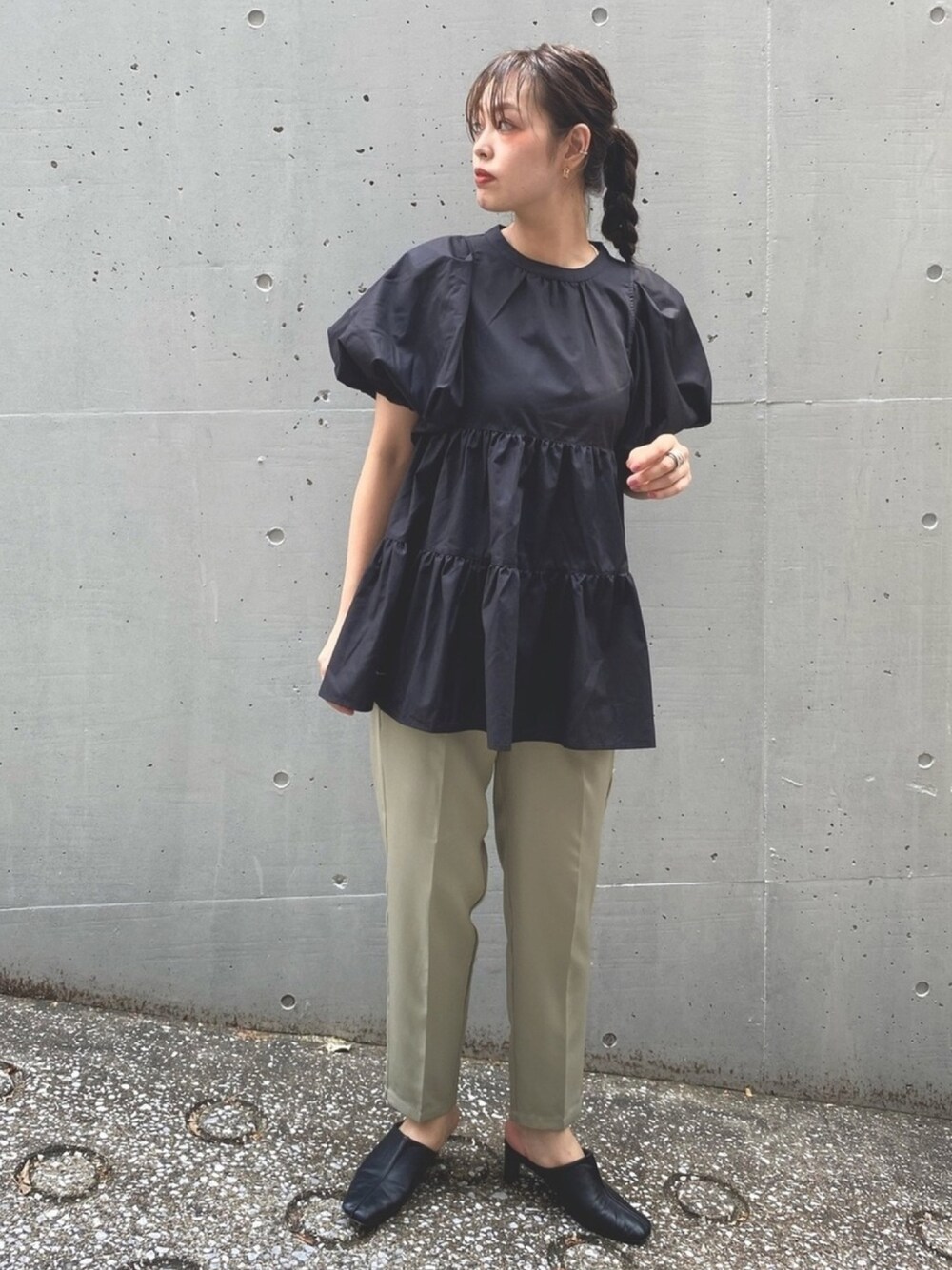 「シンプル、オトナカジュアル、センタープレス、高身長女子、レイヤードスタイル、楽チンコーデ、夏コーデ、きれいめカジュアル、チュニック、チュニックワンピ」｜「AS KNOW AS PINKYのボリュームスリーブティアードチュニック（チュニック、ブラウン系）」を使った、chisatoyamamotoさん（レディース・169cm）の夏コーディネートの1枚目の写真