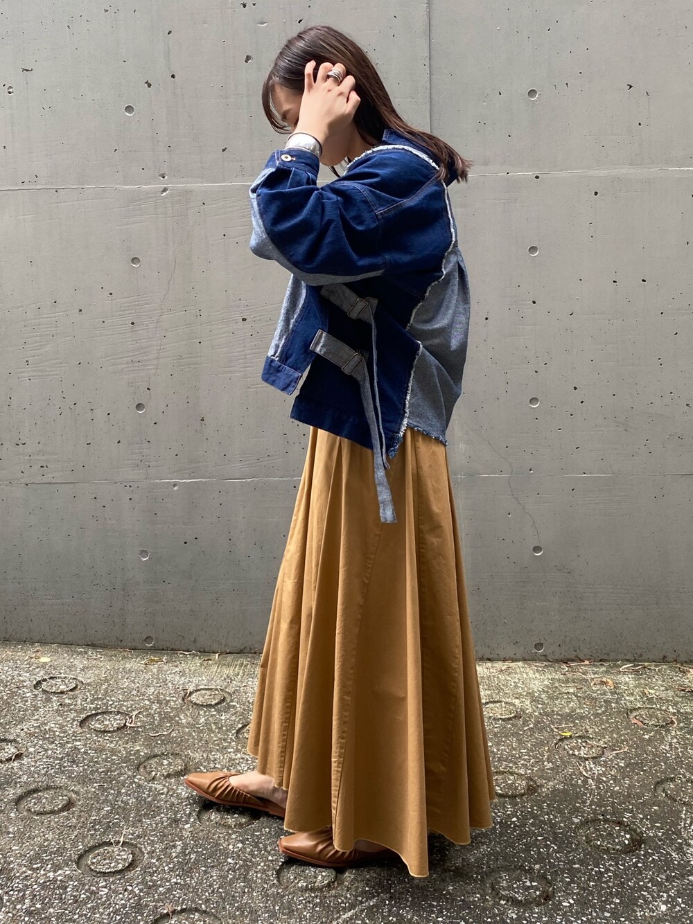 「休日スタイル、ラクチンコーデ、シンプルコーデ、秋服準備はじめました、秋コーデ、デニム、Gジャン、マスタード、ロングスカート、スカート」｜「AS KNOW AS PINKYのハギハギスリットGジャン（デニムジャケット、ブルー系）」を使った、chisatoyamamotoさん（レディース・169cm）の秋コーディネートの1枚目の写真