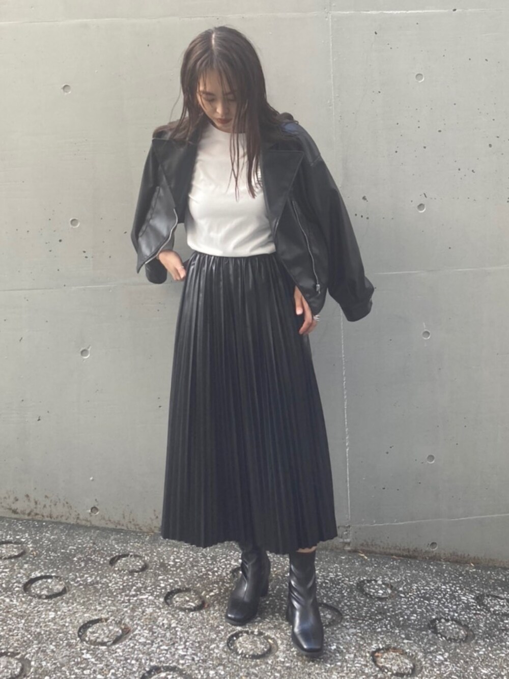 「休日スタイル、シンプル、オールブラック、秋服準備はじめました、セットアップ、レザー、秋コーデ、レザースカート、プリーツスカート、ライダース」｜「AS KNOW AS PINKYのエコレザープリーツスカート（スカート、ブラック系）」を使った、chisatoyamamotoさん（レディース・169cm）の秋コーディネートの1枚目の写真
