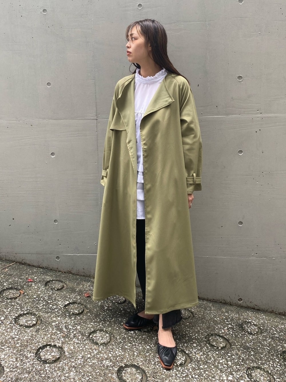 「秋のコーデ、オトナカジュアル、オトナ女子、高身長女子、秋コーデ、くすみカラー、ロングコート、コート、ノーカラーコート、トレンチコート」｜「AS KNOW AS PINKYのノーカラーマキシなコート（トレンチコート、グリーン系）」を使った、chisatoyamamotoさん（レディース・169cm）の秋コーディネートの1枚目の写真