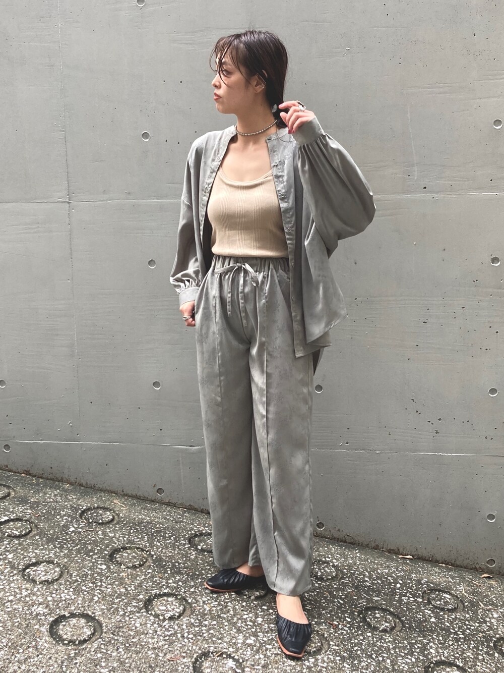 グリーン系のシャツ/ブラウス、グリーン系のその他パンツを着用したレディースの秋コーディネートの1枚目の写真