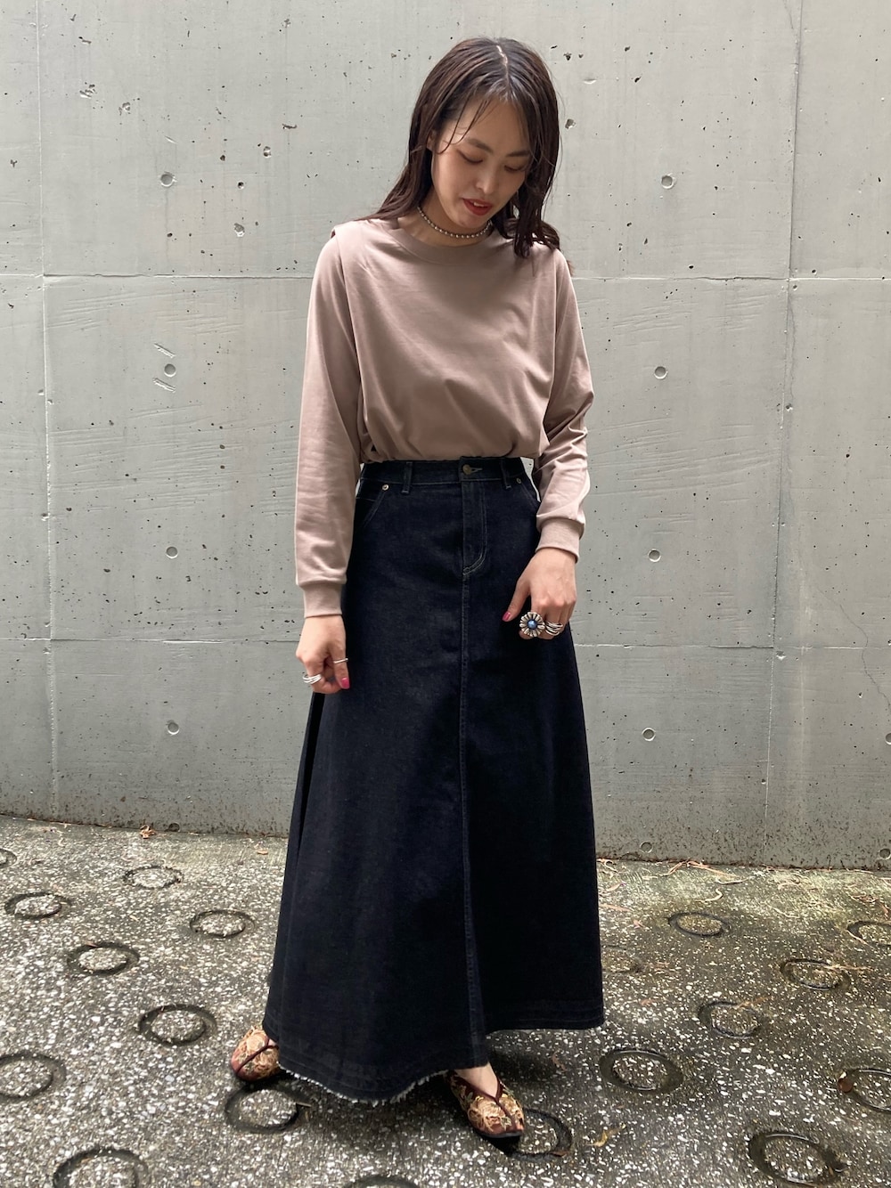 「秋コーデ、ロングスカート、デニムスカート、休日スタイル、デニムロングスカート、ロンT、秋のカフェオレコーデ、チャイナシューズ、台湾シューズ」｜「AS KNOW AS plusの☆ZOZO限定☆ぺたんこチャイナシューズ（その他シューズ、ブラック系）」を使った、chisatoyamamotoさん（レディース・169cm）の秋コーディネートの1枚目の写真