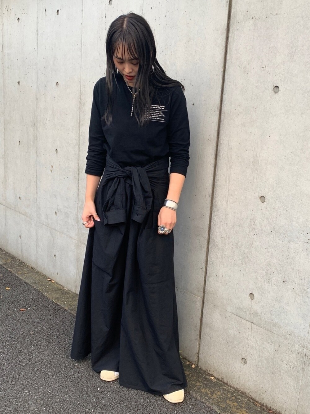 「ロングワンピース、ハロウィン、スニーカー、モード、ストカジ、オールブラック、ロンT、秋コーデ、オトナカジュアル」｜「AS KNOW AS PINKYのアイテム（シャツワンピース、ブルー系）」を使った、chisatoyamamotoさん（レディース・169cm）の秋コーディネートの1枚目の写真