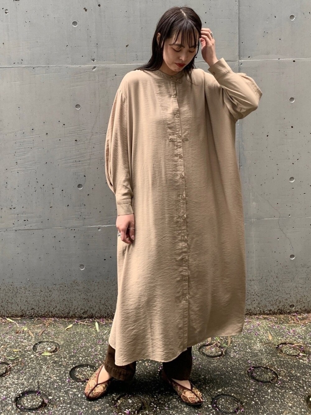「秋のカフェオレコーデ、ロングワンピース、ビッグシルエット、コーデュロイパンツ、ワンピース、シャツワンピース、ワントーンコーデ、ベージュパンツ」｜「AS KNOW AS plusの☆ZOZO限定☆ぺたんこチャイナシューズ（その他シューズ、ブラック系）」を使った、chisatoyamamotoさん（レディース・169cm）の秋コーディネートの1枚目の写真