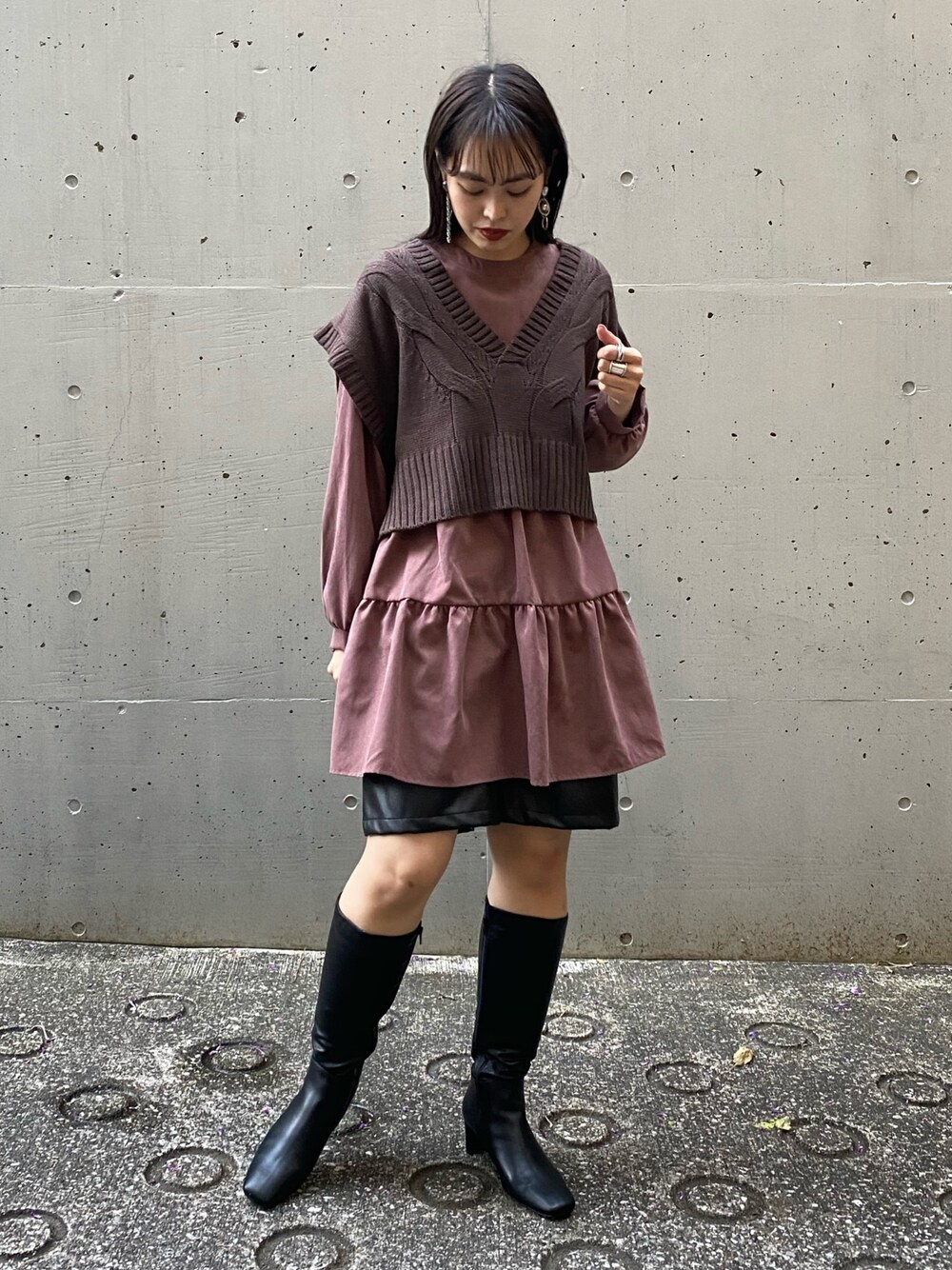 「秋冬コーデ、バミューダパンツ、レザーパンツ、ロングブーツ、レイヤードスタイル、くすみカラー、ブラウン、チュニック、ティアード、ベスト」｜「AS KNOW AS PINKYのベストセットティアードチュニック（チュニック、ピンク系）」を使った、chisatoyamamotoさん（レディース・169cm）の秋コーディネートの1枚目の写真