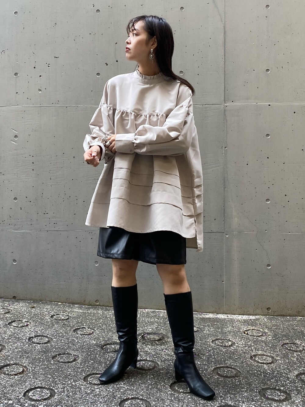 「秋冬コーデ、バミューダパンツ、バミューダ、ロングブーツ、ロングブーツコーデ、ボリューム袖、チュニック、ハイネック、きれいめカジュアル、ブラウス」｜「AS KNOW AS PINKYのたっぷりボリュームチュニック（チュニック、ブルー系）」を使った、chisatoyamamotoさん（レディース・169cm）の秋コーディネートの1枚目の写真