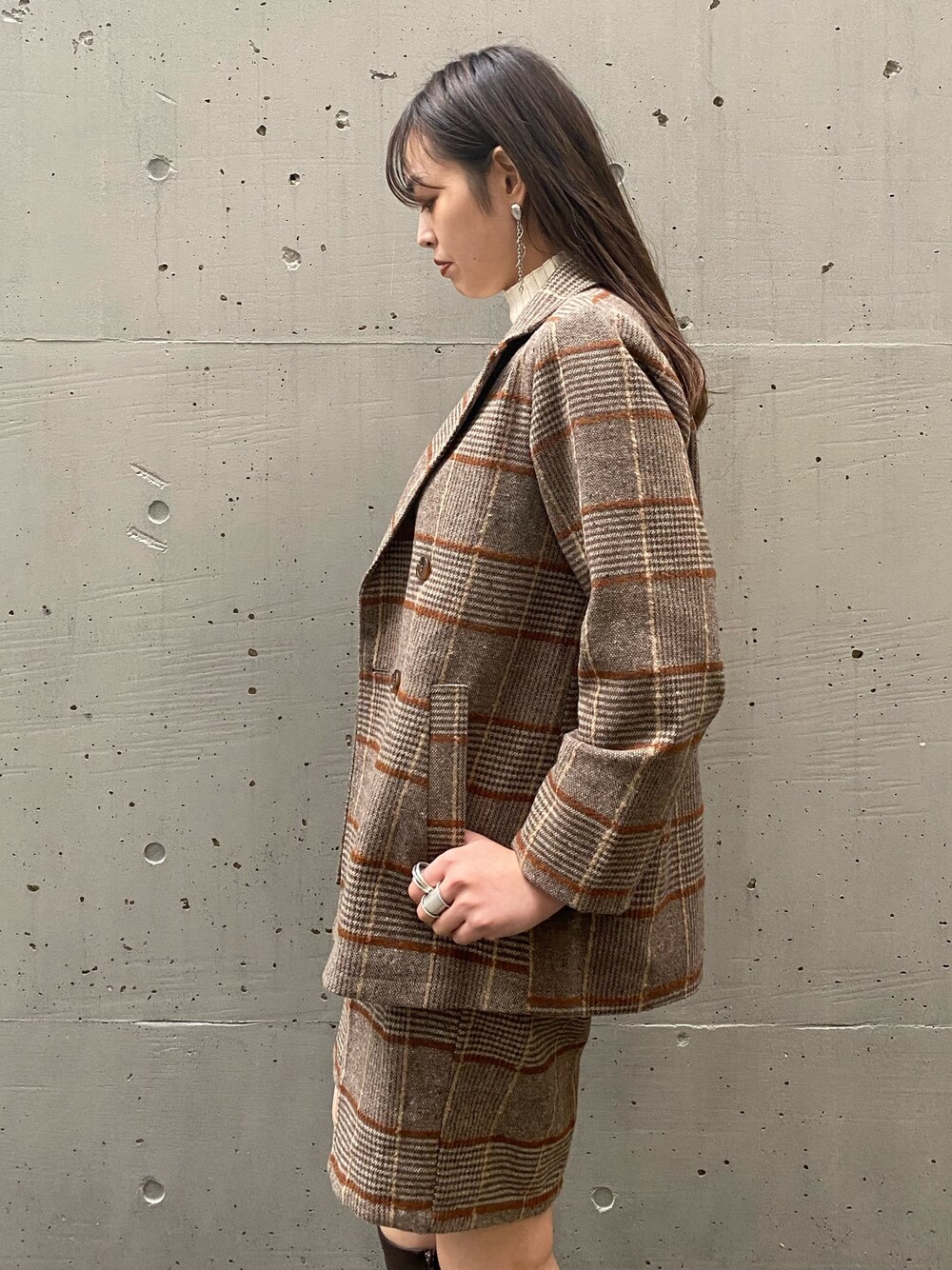 「セットアップ、チェックジャケット、バミューダパンツ、冬コーデ、あったかコーデ、ジャケット、セットアップスタイル、チェックパンツ、チェック柄、大人カジュアル」｜「AS KNOW AS PINKYのチェックダブルボタンジャケット /セットアップ可能（テーラードジャケット、ブラウン系）」を使った、chisatoyamamotoさん（レディース・169cm）の冬コーディネートの1枚目の写真