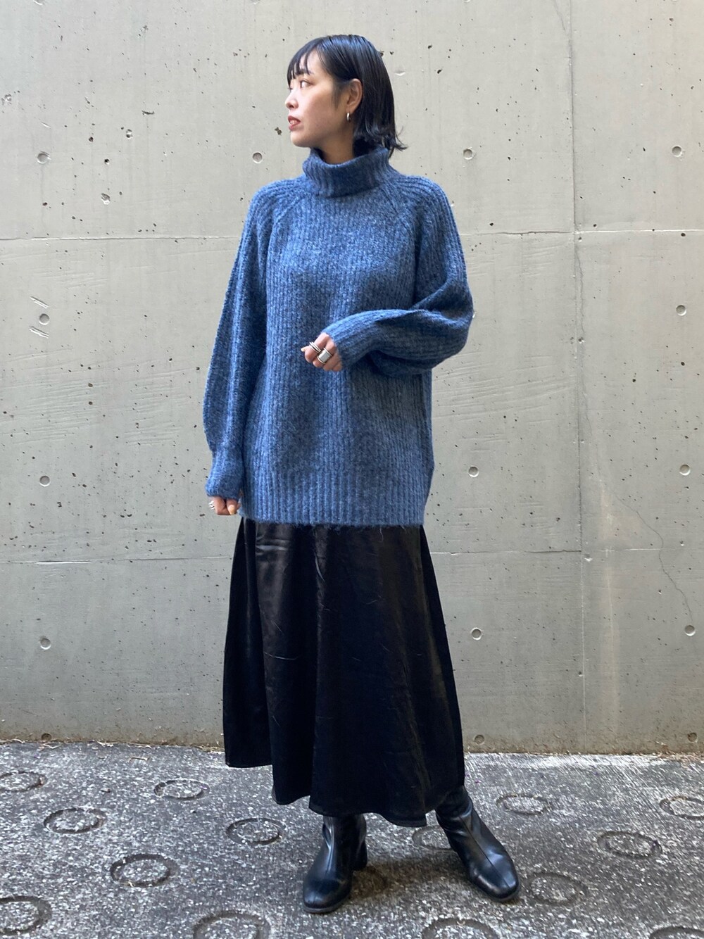 「休日スタイル、あったかコーデ、冬コーデ、ショートブーツ、タートルネック、スクエアトゥ、くすみカラー、ニット、スカート、ブルー」｜「AS KNOW AS PINKYの2色まぜあぜタートルプルオーバー（ポロシャツ、ブルー系）」を使った、chisatoyamamotoさん（レディース・169cm）の冬コーディネートの1枚目の写真