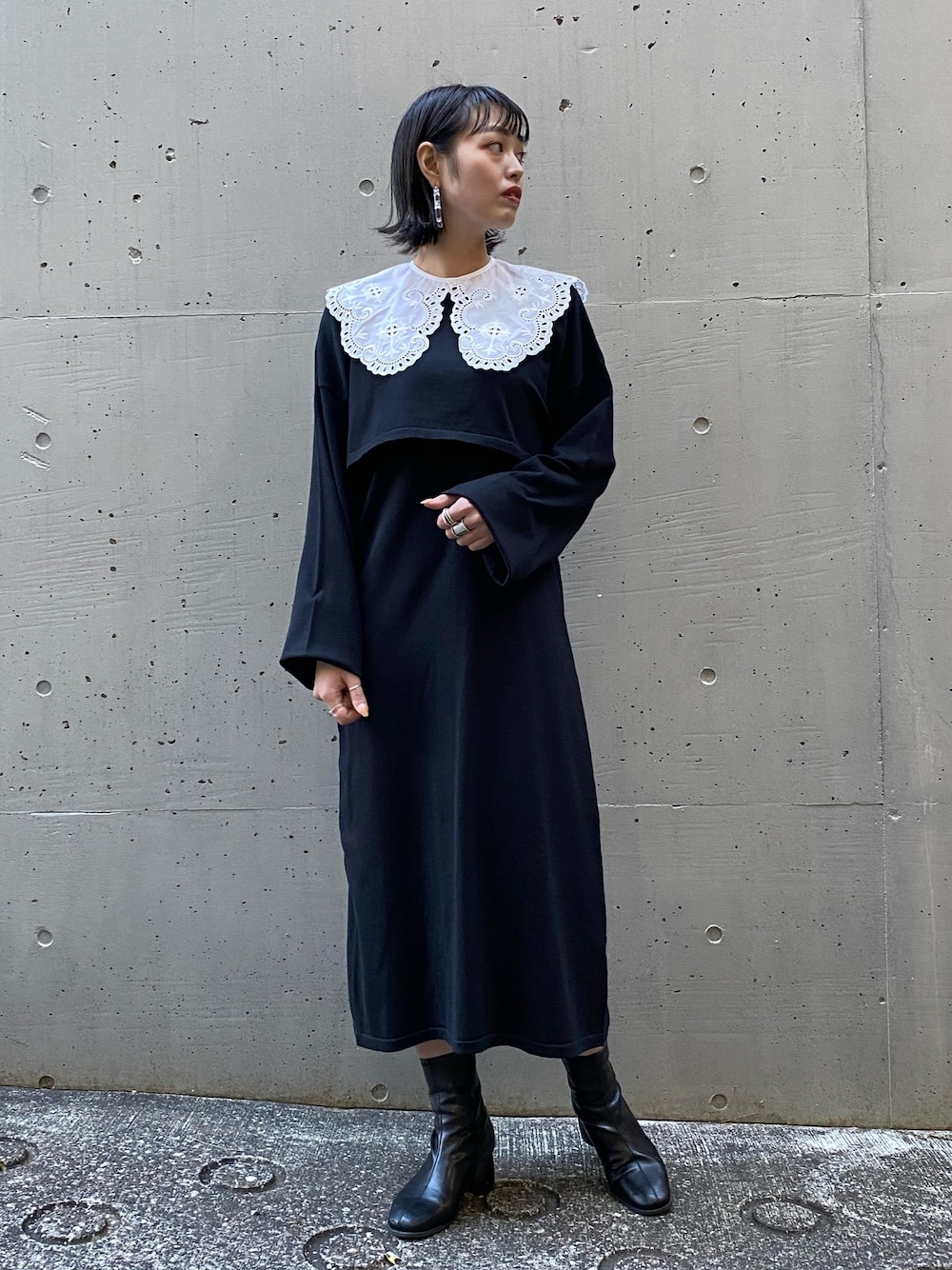 ホワイト系の付け襟を着用したレディースの冬コーディネートの1枚目の写真