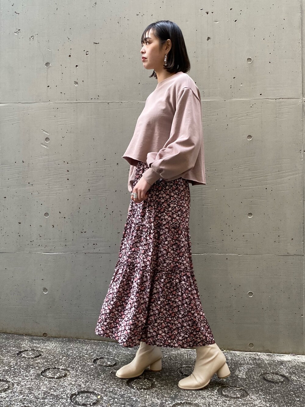 「春、春コーデ、休日スタイル、ボリューム袖、ビッグシルエット、スカート、今日のコーデ、ゆるコーデ、くすみカラー、春カラースタイル」｜「AS KNOW AS PINKYのボリューミーざくりプルオーバー（スウェット、グリーン系）」を使った、chisatoyamamotoさん（レディース・169cm）の春コーディネートの1枚目の写真