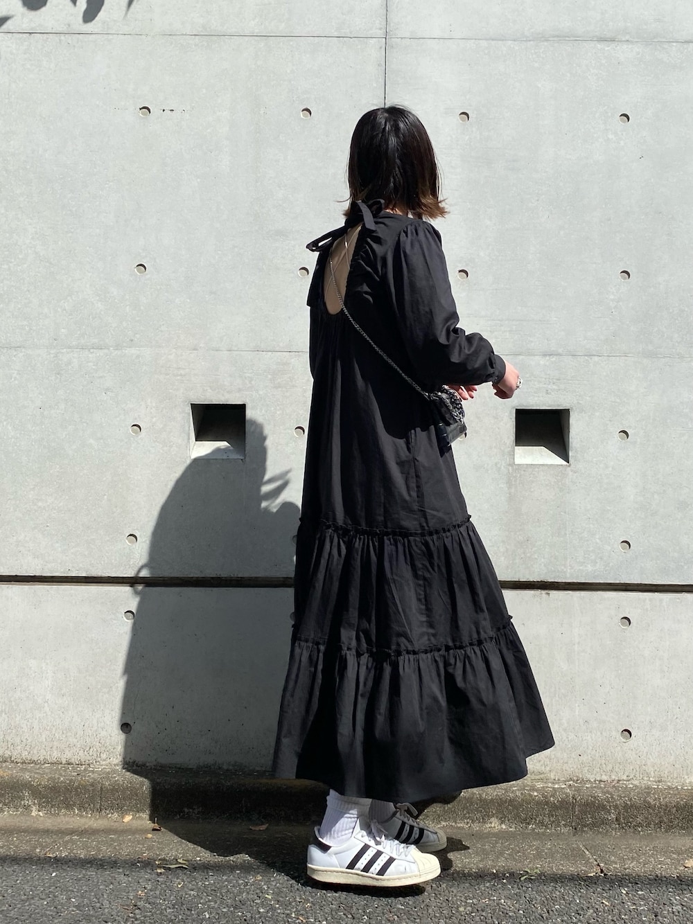 「モード、ワンピース、ティアードワンピース、背中開き、バックシャン、背中見せ、背中あき、ロングワンピース、春ワンピ、春ワンピース」｜「AS KNOW AS PINKYのくしゅくしゅぎゅっ背中リボンワンピース（ワンピース、ブラック系）」を使った、chisatoyamamotoさん（レディース・169cm）の春コーディネートの1枚目の写真