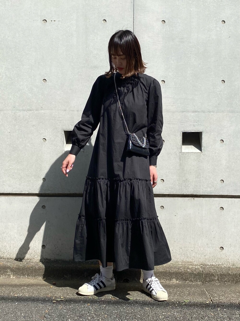 「春、今日のコーデ、春コーデ、スーパースター、ブラック、ブラックワンピース、ワンピース、ティアード、背中あき、背中開き」｜「AS KNOW AS PINKYのくしゅくしゅぎゅっ背中リボンワンピース（ワンピース、ブラック系）」を使った、chisatoyamamotoさん（レディース・169cm）の春コーディネートの1枚目の写真