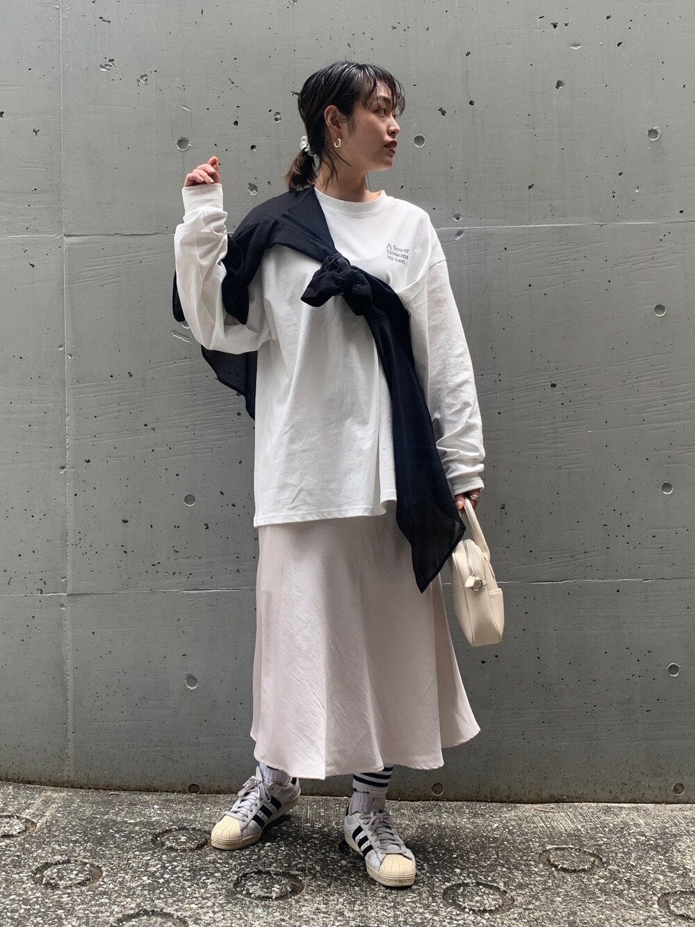 「たすき掛け、モノトーン、シースルー、モード、休日スタイル、シアーシャツ、マーメイドスカート、ボリューム袖、ロンT、オーバーサイズ」｜「AS KNOW AS PINKYの花咲くJOYビッグロンＴ（Tシャツ/カットソー、ホワイト系）」を使った、chisatoyamamotoさん（レディース・169cm）の春コーディネートの1枚目の写真