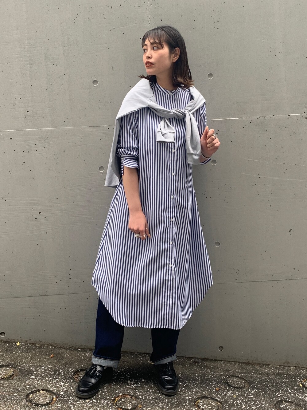 「たすき掛け、ロングワンピース、ゆるコーデ、休日スタイル、きれいめカジュアル、オトナカジュアル、シンプルコーデ、スニーカー、デニム、オトナ女子」｜「AS KNOW AS PINKYのダイヤに透けてベストセットシャツワンピース（シャツワンピース、その他）」を使った、chisatoyamamotoさん（レディース・169cm）の春コーディネートの1枚目の写真