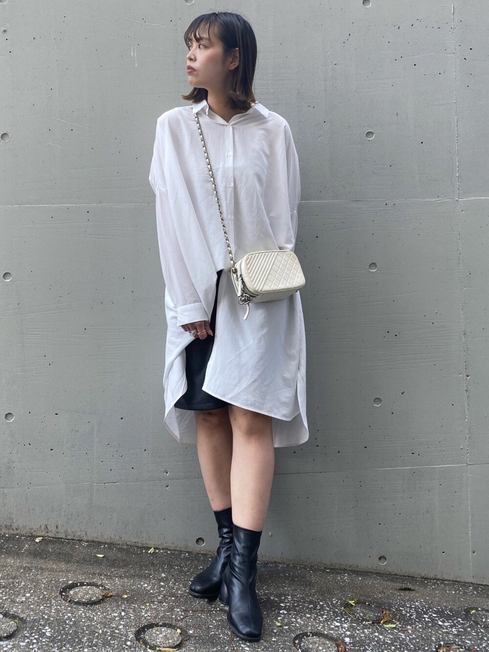 「ロングワンピース、ゆるコーデ、モード、休日スタイル、モノトーン、春夏コーデ、ボリューム袖、ショートブーツ、ショートパンツ、レザーパンツ」｜「AS KNOW AS PINKYのすとんとばさりシャツワンピース（シャツワンピース、ホワイト系）」を使った、chisatoyamamotoさん（レディース・169cm）の春コーディネートの1枚目の写真