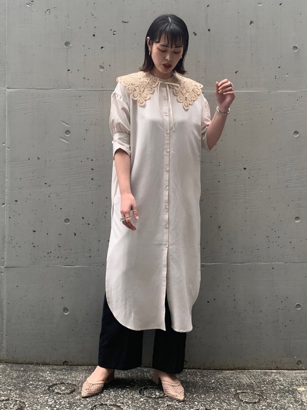 「オトナカジュアル、ロングワンピース、つけ襟、つけえり、休日スタイル、春夏コーデ、ボリューム袖、シャツワンピ、シャツワンピース、レイヤードスタイル」｜「AS KNOW AS PINKYのロングな気分シャツワンピース（シャツワンピース、ベージュ系）」を使った、chisatoyamamotoさん（レディース・169cm）の春コーディネートの1枚目の写真