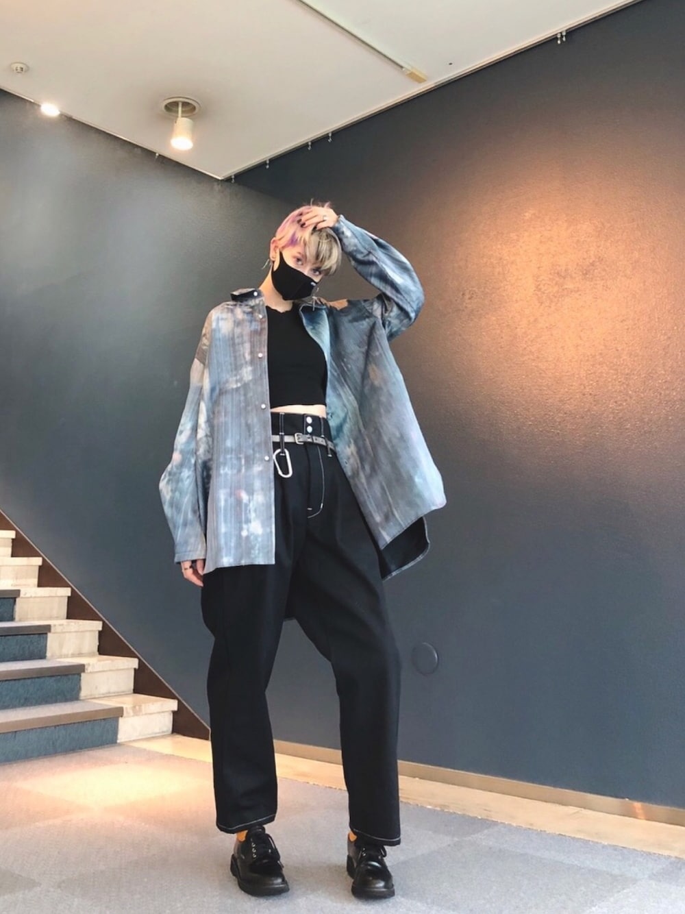 「大人カジュアル、秋服、パンツスタイル、デニム、SHINYA KOZUKA、ラフォーレ原宿、黒コーデ、オレンジ、靴下」｜「SHINYAKOZUKAのアイテム（シャツ/ブラウス、ブルー系）」を使った、AnnaDeさん（レディース・169cm）の秋コーディネートの1枚目の写真