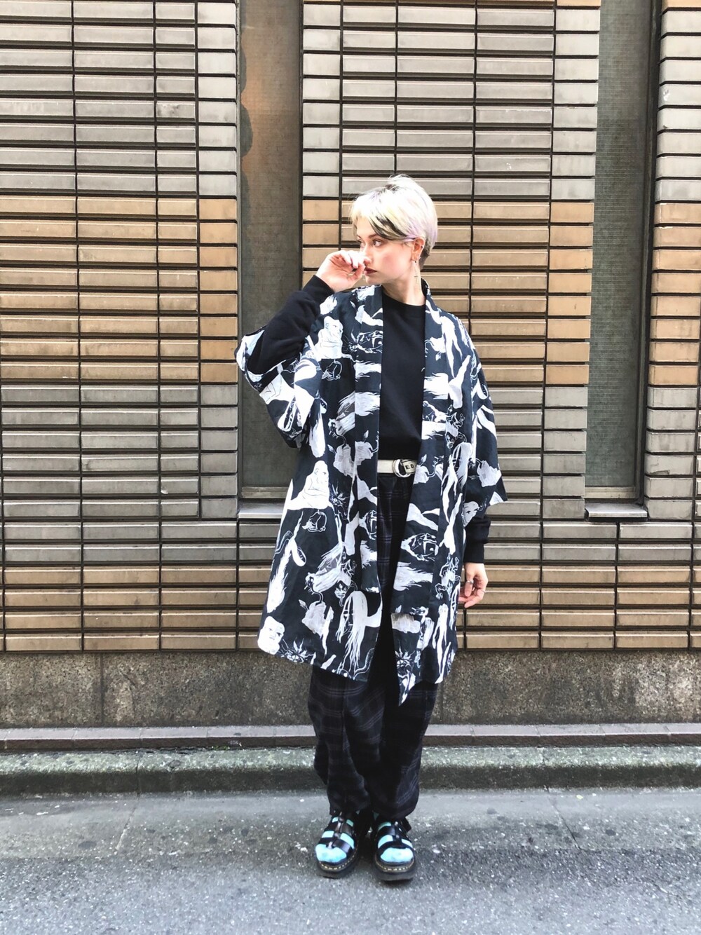 「秋コーデ、チェック柄に恋してる、チェックパンツ、和風、柄シャツ、Dr.Martens、サンダル、サンダルに靴下、wearhalloween2020」｜「IKUMIのアイテム（ジャケット/アウター、ブラック系）」を使った、AnnaDeさん（レディース・169cm）の秋コーディネートの1枚目の写真