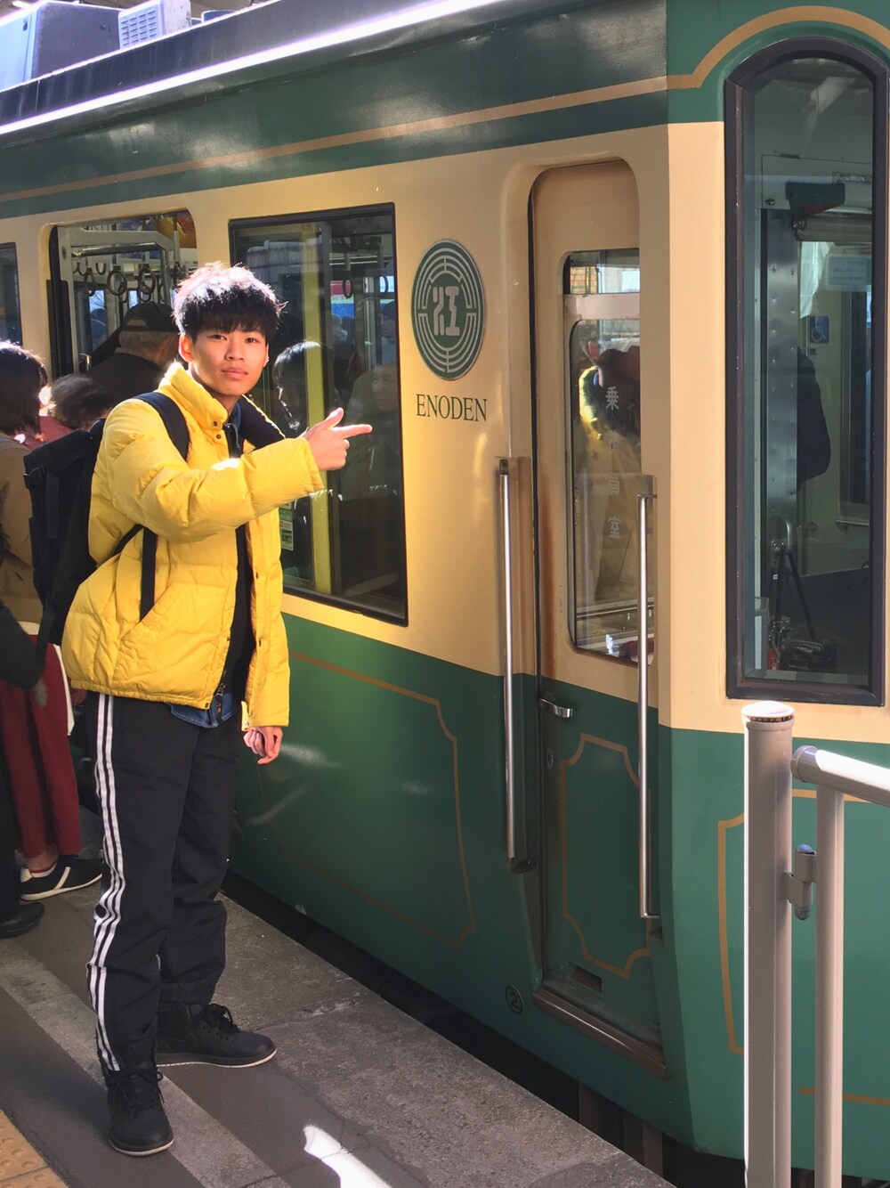 「冬、高校生、ストリート、古着MIX、スニーカー、ダウンジャケット、カジュアル、Polo Ralph Lauren、NIKE、adidas」｜「POLO RALPH LAURENのアイテム（ダウンジャケット/コート、イエロー系）」を使った、sHunさん（メンズ・175cm）の冬コーディネートの1枚目の写真