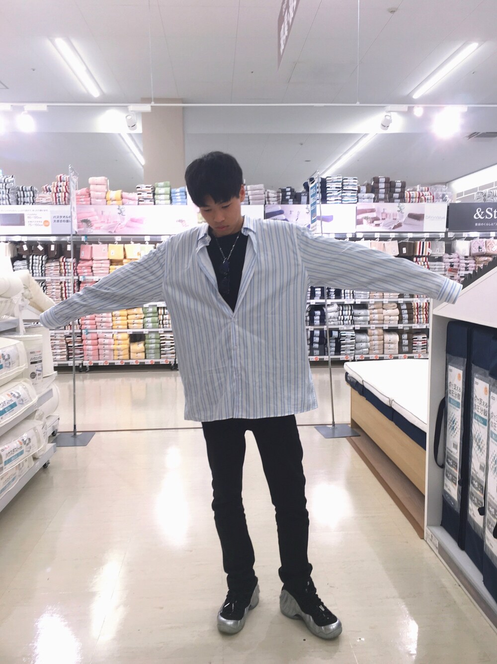 「はるコーデ、シンプルコーデ、春、ビックシルエット、高校生、ストライプシャツ、黒スキニー、スニーカー、ナイキ、ZARA」｜「ZARAのアイテム（シャツ/ブラウス、ブルー系）」を使った、sHunさん（メンズ・175cm）の春コーディネートの1枚目の写真