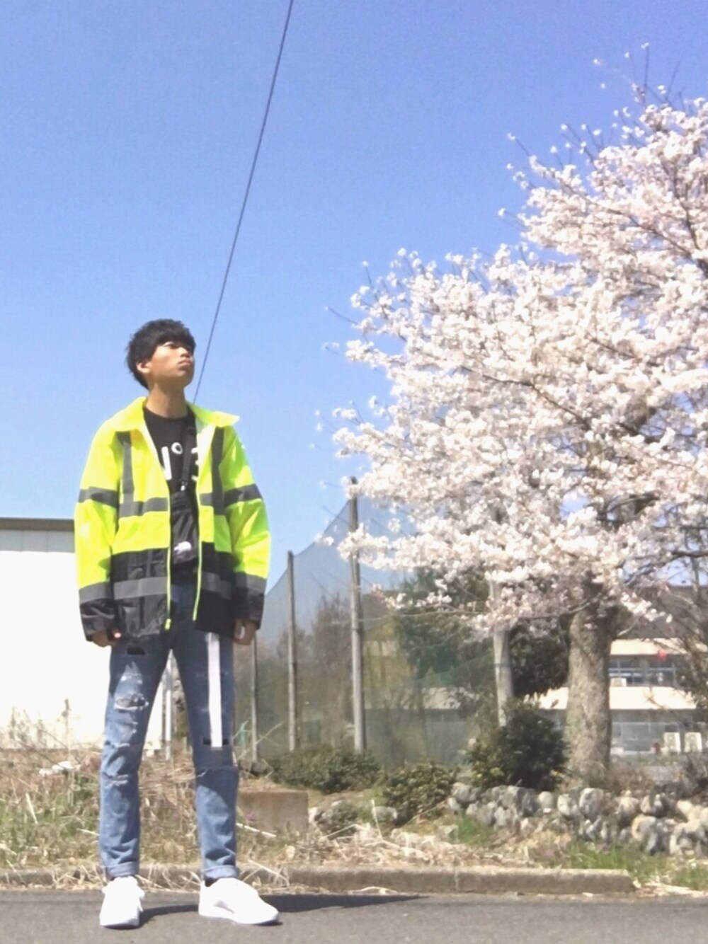 「桜、春コーデ、ootd、ストリート、スイングトップ、サコッシュ、スニーカー、古着、タックイン、リフレクター」｜「古着のアイテム（ジャケット/アウター、イエロー系）」を使った、sHunさん（メンズ・177cm）の春コーディネートの1枚目の写真