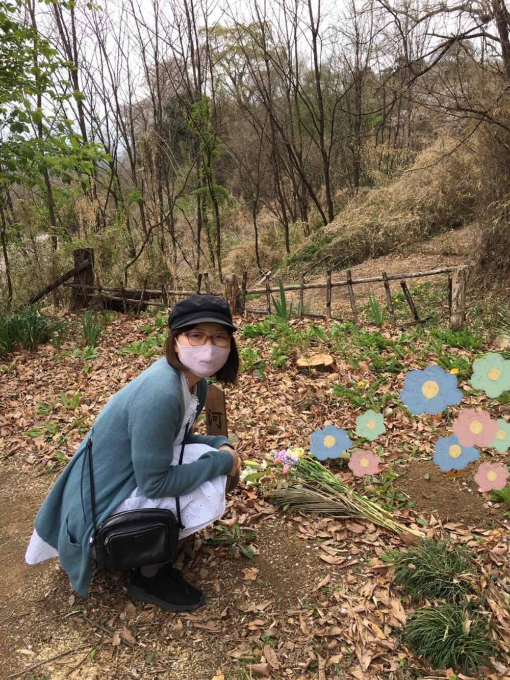 ブルー系のジャケット/アウター、ブラック系のスニーカー、ホワイト系のワンピースを着用したレディースの春コーディネートの1枚目の写真