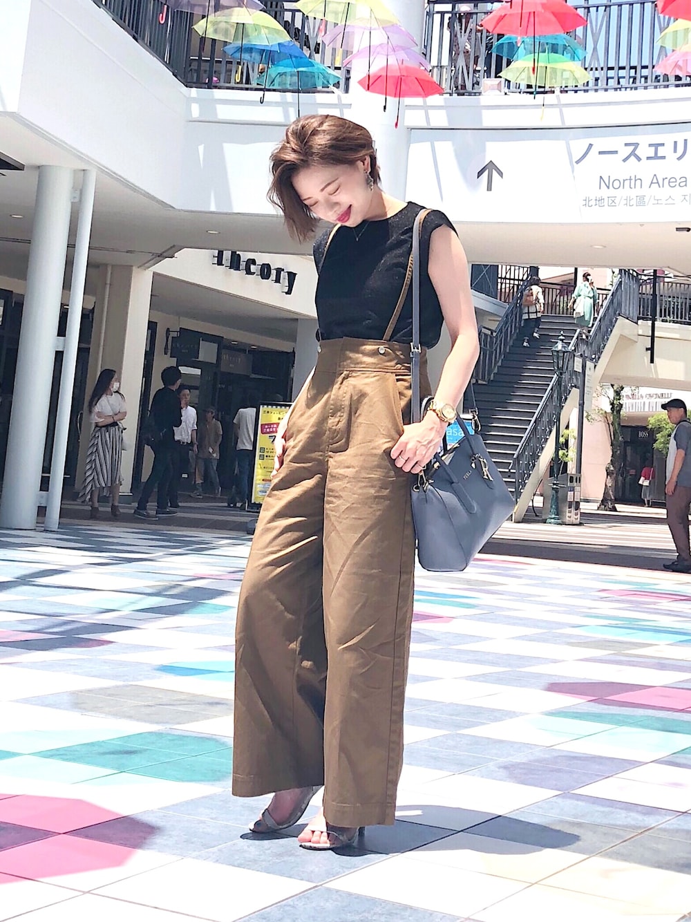 「ラボラトリーワーク(laboratory work)、laboratory work(laboratory work)、オトナカジュアル、サスペンダー、サスペンダーパンツ、サロペット、ワイドパンツ、ノースリーブ、休日スタイル、ハイウエスト」｜「laboratory workのラメノースリプルオーバー（ニット/セーター、ブラック系）」を使った、taruさん（レディース・155cm）の夏コーディネートの1枚目の写真
