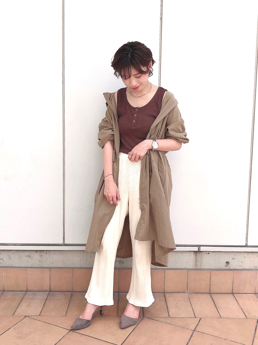 「マウンテンパーカー、秋コーデ、ブルゾン、LEPSIM、レプシィム(LEPSIM)、リブパンツ、大人トレンドカジュアル、秋アウター」｜「LEPSIMのフードツキロングマンパ　850898（マウンテンパーカー、ベージュ系）」を使った、taruさん（レディース・155cm）の秋コーディネートの1枚目の写真