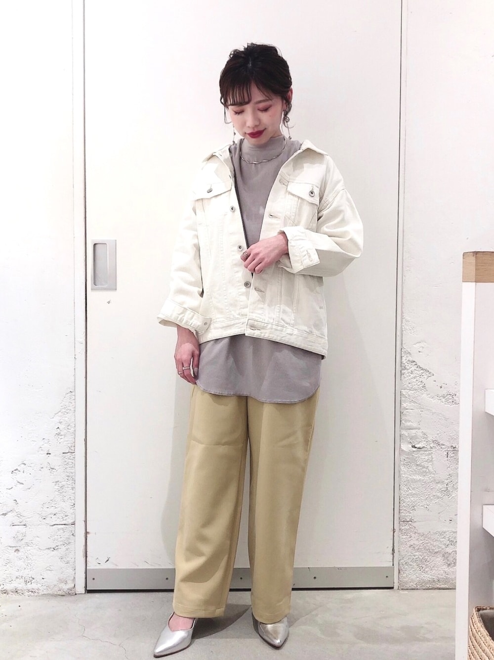「LEPSIM、レプシィム(LEPSIM)、オトナカジュアル、デニムジャケット、白デニムジャケット、ストレートパンツ、イエローパンツ」｜「LEPSIMのルーズライトデニムジャケット　858555（デニムジャケット、ホワイト系）」を使った、taruさん（レディース・155cm）の冬コーディネートの1枚目の写真