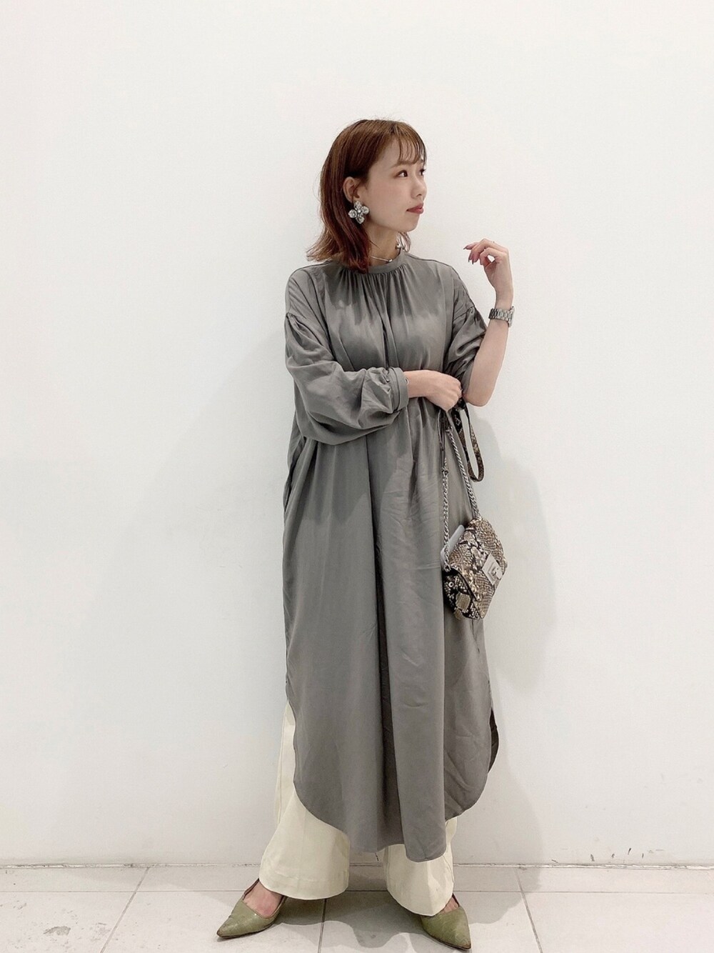 「LEPSIM、レプシィム(LEPSIM)、ワンピース、ストレートパンツ、大人カジュアル、レイヤードスタイル」｜「LEPSIMの2WAY Aラインワンピース　896506（シャツワンピース、グリーン系）」を使った、taruさん（レディース・155cm）の秋コーディネートの1枚目の写真