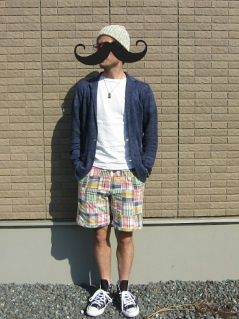 「ハーフパンツ、オールスター、カーディガン、白Tシャツ、ビーニー、休日スタイル、カジュアルコーデ」｜「green label relaxingのKC ◎LINEN NOTCH/ジャケット カーディガン（カーディガン/ボレロ、ブルー系）」を使った、ぽちろっくさん（メンズ・168cm）の春コーディネートの1枚目の写真
