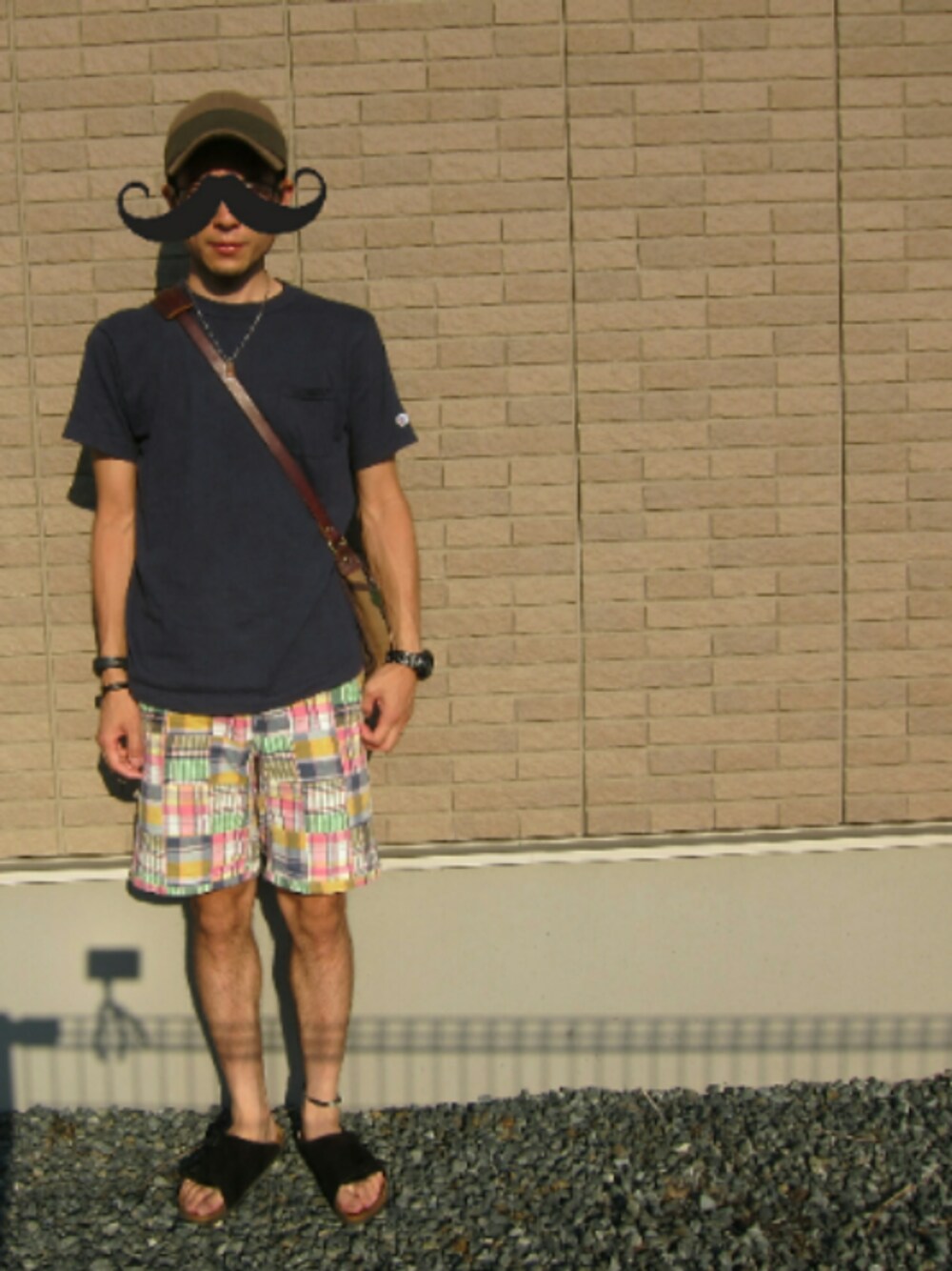「夏コーデ、柄パンツ、ネイビー、半袖Ｔシャツ、ショルダーバッグ、暑い」｜「no brandのアイテム（ショルダーバッグ、ブラウン系）」を使った、ぽちろっくさん（メンズ・168cm）の夏コーディネートの1枚目の写真