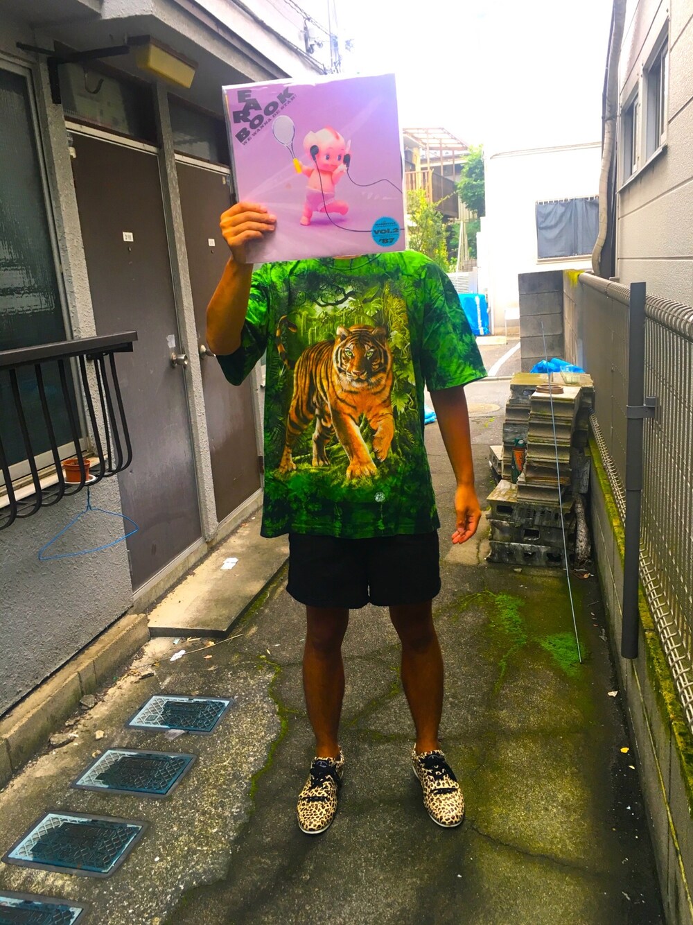 「夏コーデ、ビッグT、半袖シャツ、スニーカー、虎、ヒョウ、レコード、路地裏、自撮り、ロン毛」｜「EAR BOOKのアイテム（レコード、パープル系）」を使った、kakugariさん（メンズ・177cm）の夏コーディネートの1枚目の写真