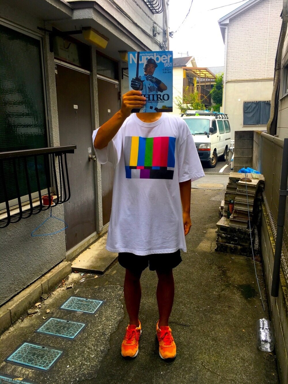 「ビッグT、短パン、スニーカー、夏、路地裏、ロン毛、自撮り、雑誌」｜「Numberのアイテム（雑誌、ブルー系）」を使った、kakugariさん（メンズ・177cm）の夏コーディネートの1枚目の写真