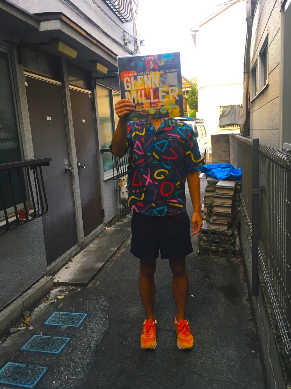 「柄シャツ、短パン、スニーカー、古着、レコード、自撮り、路地裏、夏の終わり、ロン毛」｜「GLENN MILLERのアイテム（レコード、ブラック系）」を使った、kakugariさん（メンズ・177cm）の秋コーディネートの1枚目の写真