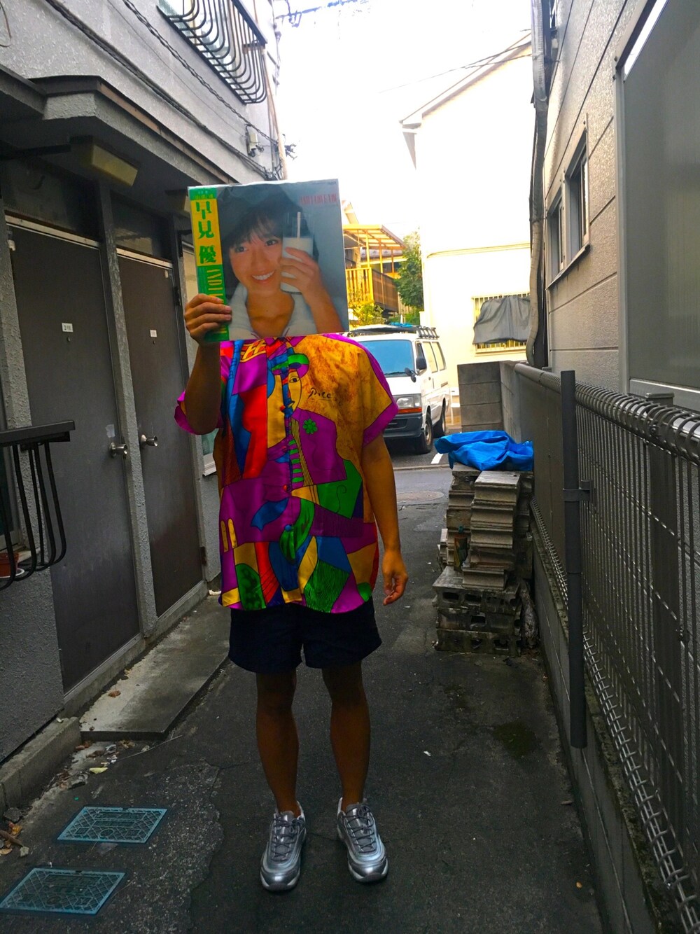 「柄シャツ、短パン、スニーカー、古着、ピカソ、ロン毛、路地裏、レコード、自撮り」｜「早見優のアイテム（レコード、グレー系）」を使った、kakugariさん（メンズ・177cm）の秋コーディネートの1枚目の写真