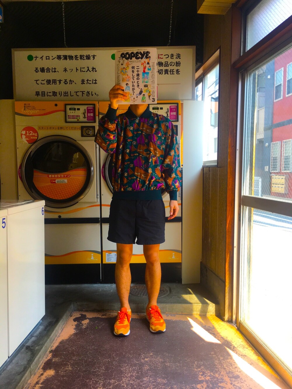 「古着、柄シャツ、短パン、春コーデ、ジャストサイズ、ロン毛、コインランドリー、自撮り」｜「POPEYEのアイテム（雑誌、ホワイト系）」を使った、kakugariさん（メンズ・177cm）の春コーディネートの1枚目の写真