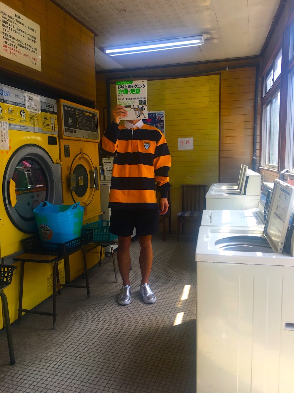 「春夏コーデ、古着、短パン、ラガーシャツ、イエロー×ネイビー、ロン毛、コインランドリー、自撮り」｜「野球上達テクニック 守備・走塁のアイテム（雑誌、グリーン系）」を使った、kakugariさん（メンズ・177cm）の春コーディネートの1枚目の写真