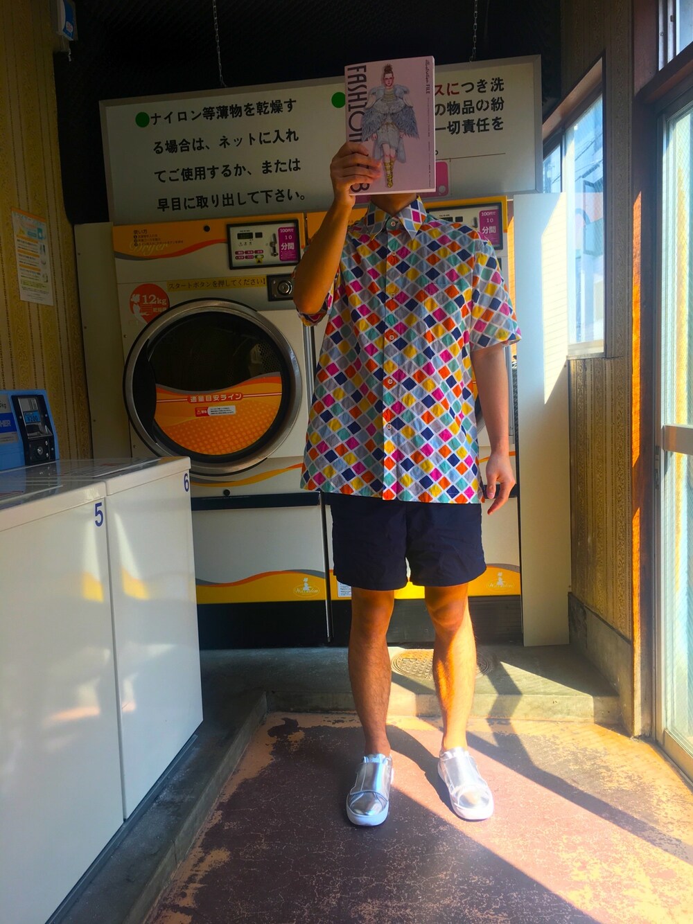 「柄シャツ、夏コーデ、短パン、スニーカー、パステルカラー、ロン毛、自撮り、コインランドリー」｜「ファッションイラストレーション・ファイルのアイテム（雑誌、ピンク系）」を使った、kakugariさん（メンズ・177cm）の夏コーディネートの1枚目の写真