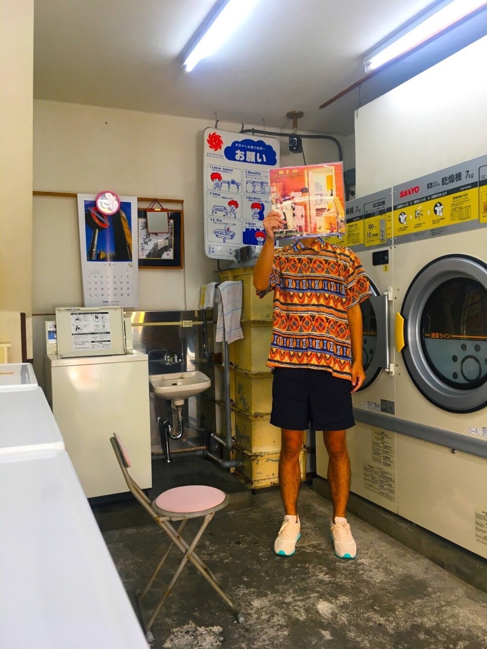 「古着、柄シャツ、短パン、スニーカー、夏コーデ、コインランドリー、自撮り、ロン毛」｜「REOのアイテム（レコード、オレンジ系）」を使った、kakugariさん（メンズ・177cm）の夏コーディネートの1枚目の写真