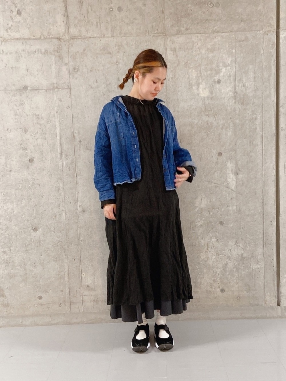 「デニム、デニムシャツ、シアーワンピース、エアリフト、スニーカー、春コーデ、大人カジュアル」｜「PUAL CE CINの【Du noir】リネンライクワンピース（ワンピース、ブラック系）」を使った、remiさん（レディース・168cm）の春コーディネートの1枚目の写真