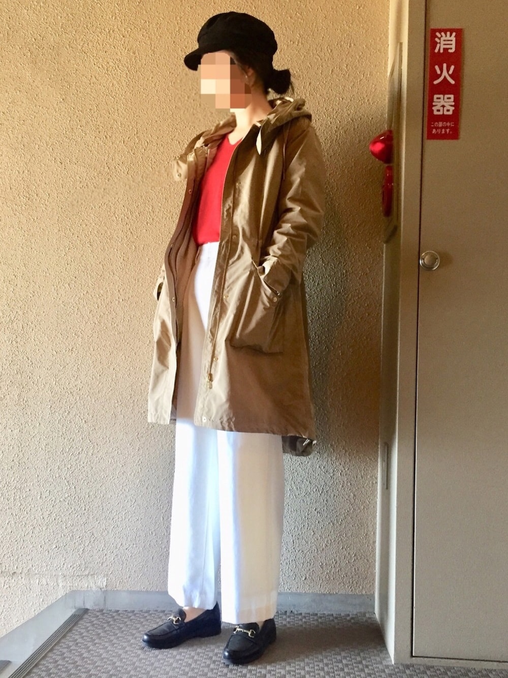 ベージュ系のモッズコート、レッド系のニット/セーター、ホワイト系のその他パンツを着用したレディースの冬コーディネートの1枚目の写真