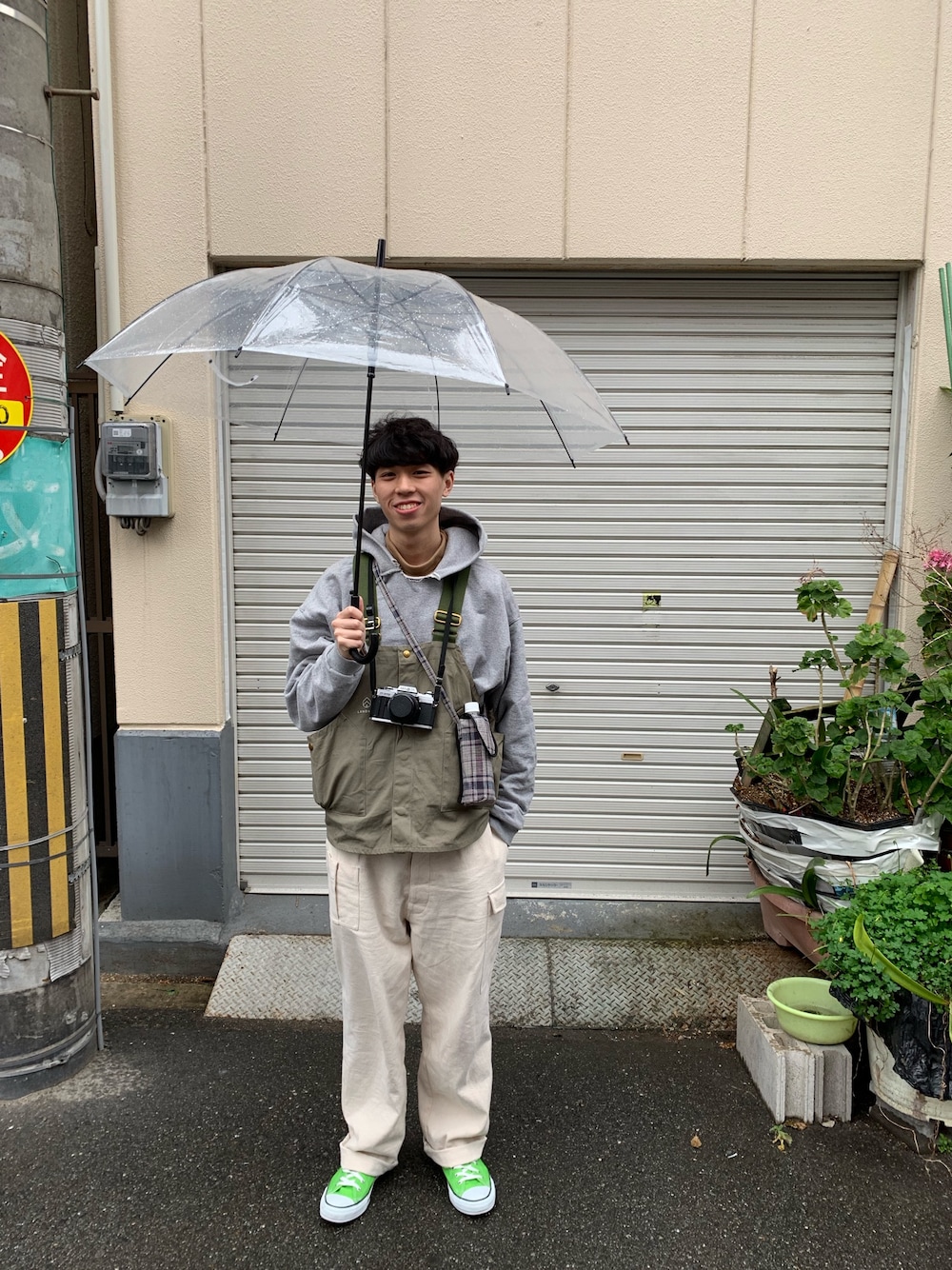 「osaka、unfil、YSTRDY's TMRRW、AURALEE、BEAUTY&YOUTH UNITED ARROWS、converse、sillage、LUDDITE、land&b.c.、rainy」｜「YSTRDY's TMRRWのアイテム（パーカー、グレー系）」を使った、vinceさん（メンズ・180cm）の春コーディネートの1枚目の写真