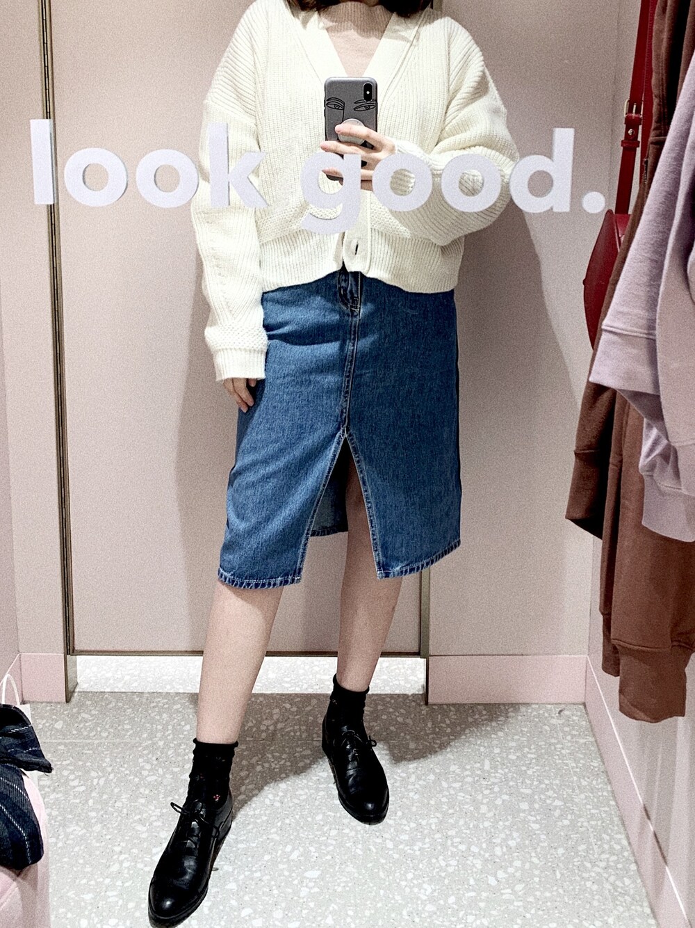 「6IXTY8IGHTのアイテム（デニムスカート、ブルー系）」を使った、Yau さん（レディース・160cm）の春コーディネートの1枚目の写真