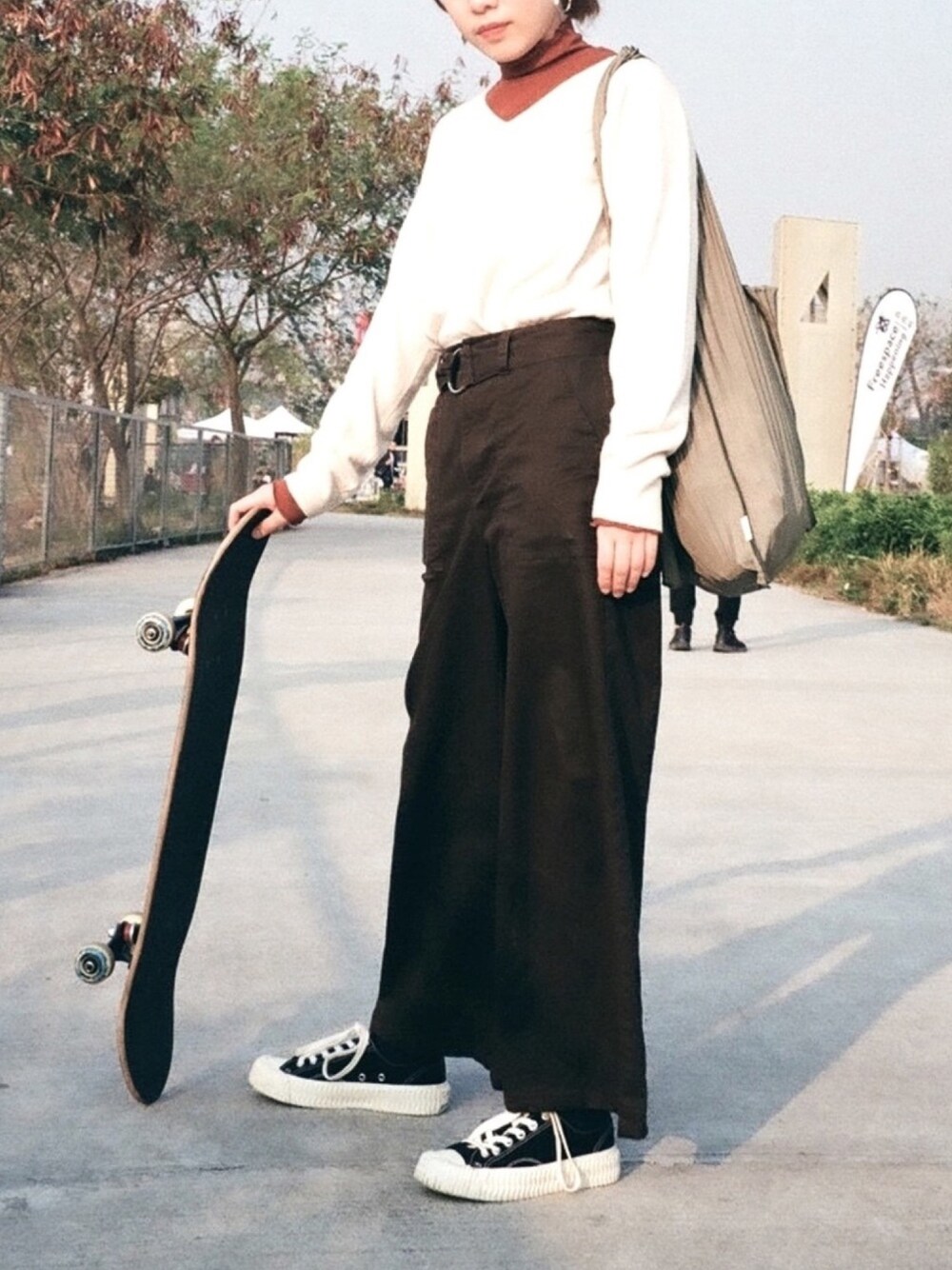 「skateboard、街頭穿搭、工裝褲、skatergirl、skateboarding」｜「GUのアイテム（その他パンツ、グリーン系）」を使った、Yau さん（レディース・160cm）の春コーディネートの1枚目の写真