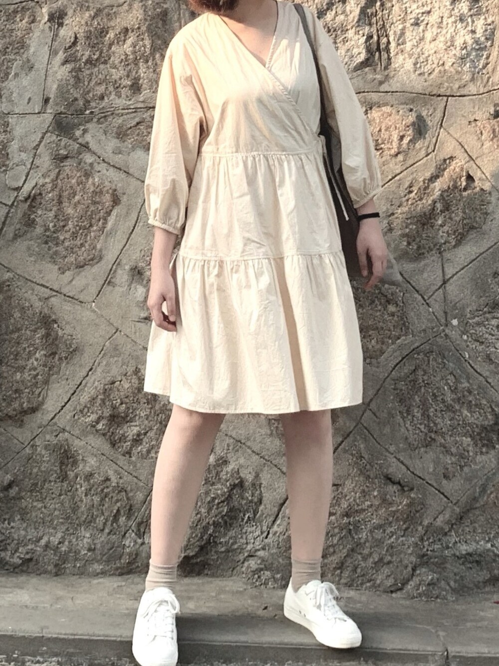 「夏、洋裝、ootd、summer、夏コーデ」｜「no brandのアイテム（ドレス、ベージュ系）」を使った、Yau さん（レディース・160cm）の春コーディネートの1枚目の写真