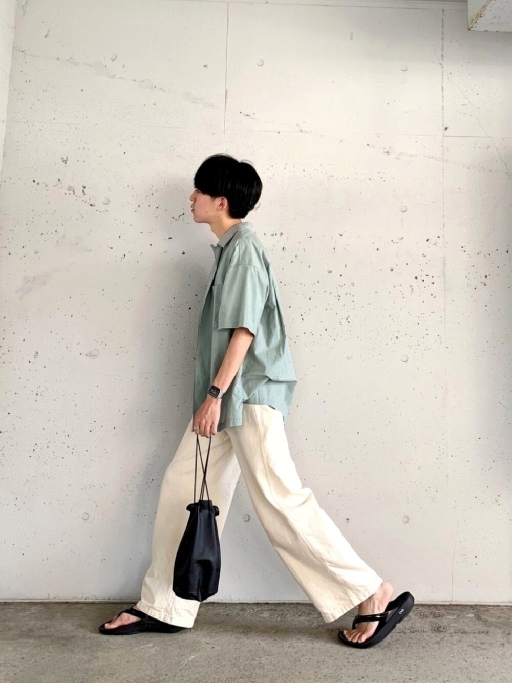 ブルー系のシャツ/ブラウス、ホワイト系のその他パンツ、ブラック系のショルダーバッグを着用したメンズの夏コーディネートの1枚目の写真