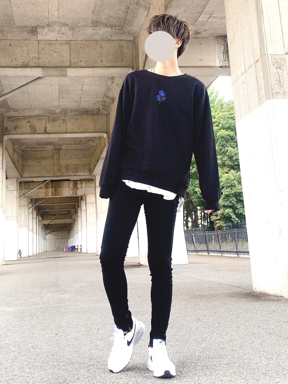 ブラック系のスウェット、ホワイト系のタンクトップ、ブラック系のデニムパンツを着用したメンズの秋コーディネートの1枚目の写真